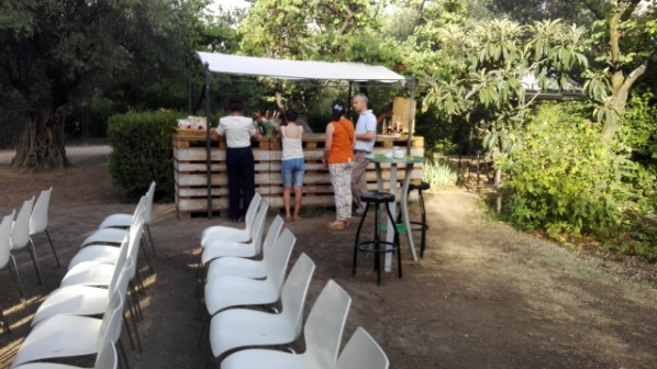 Kiosko dentro del olivar